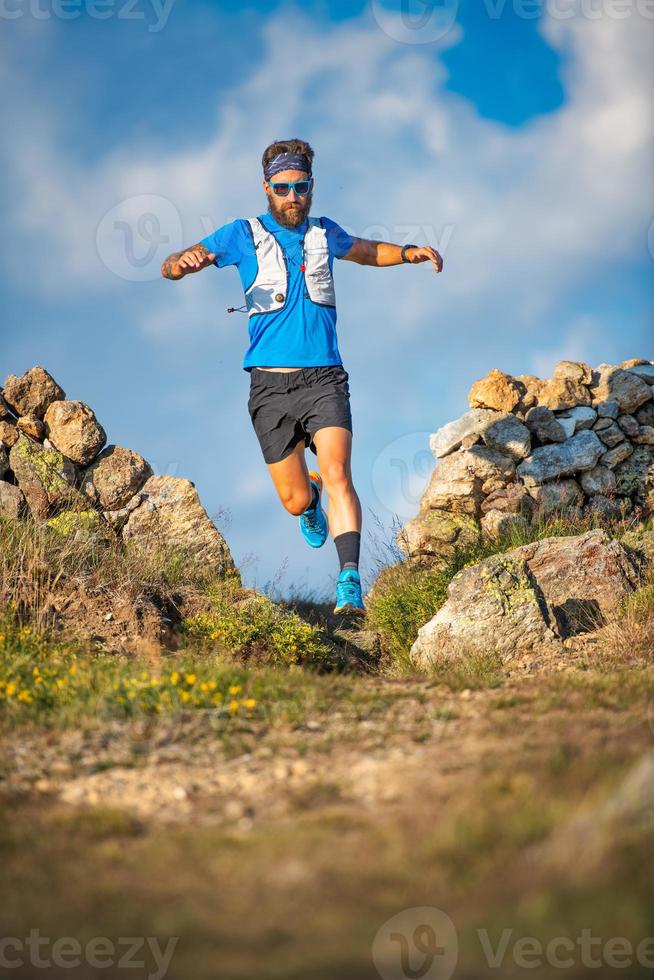 un joven hombre carreras con un saltar foto