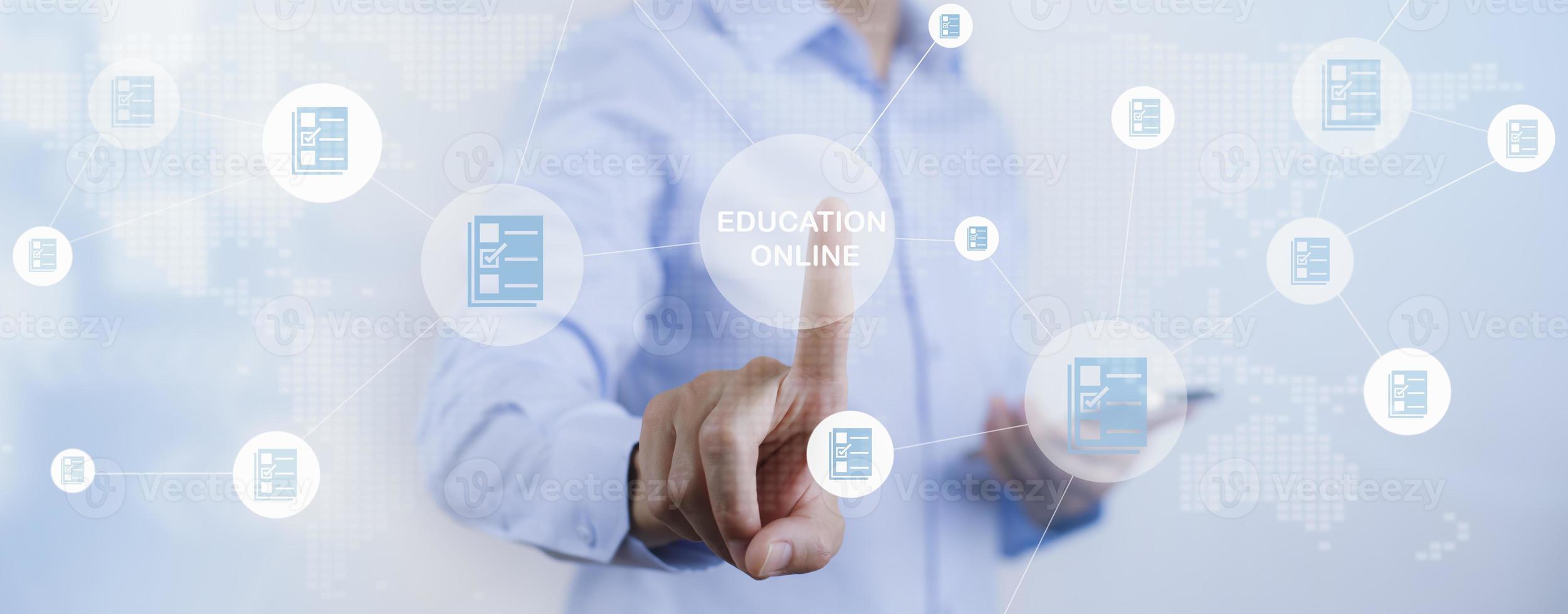 Concepto de educación e-learning, icono de educación en línea táctil de la mano del hombre de negocios en la pantalla virtual. lecciones de Internet y seminarios web en línea, lecciones en línea en una pantalla digital. tecnología de Internet de educación. foto