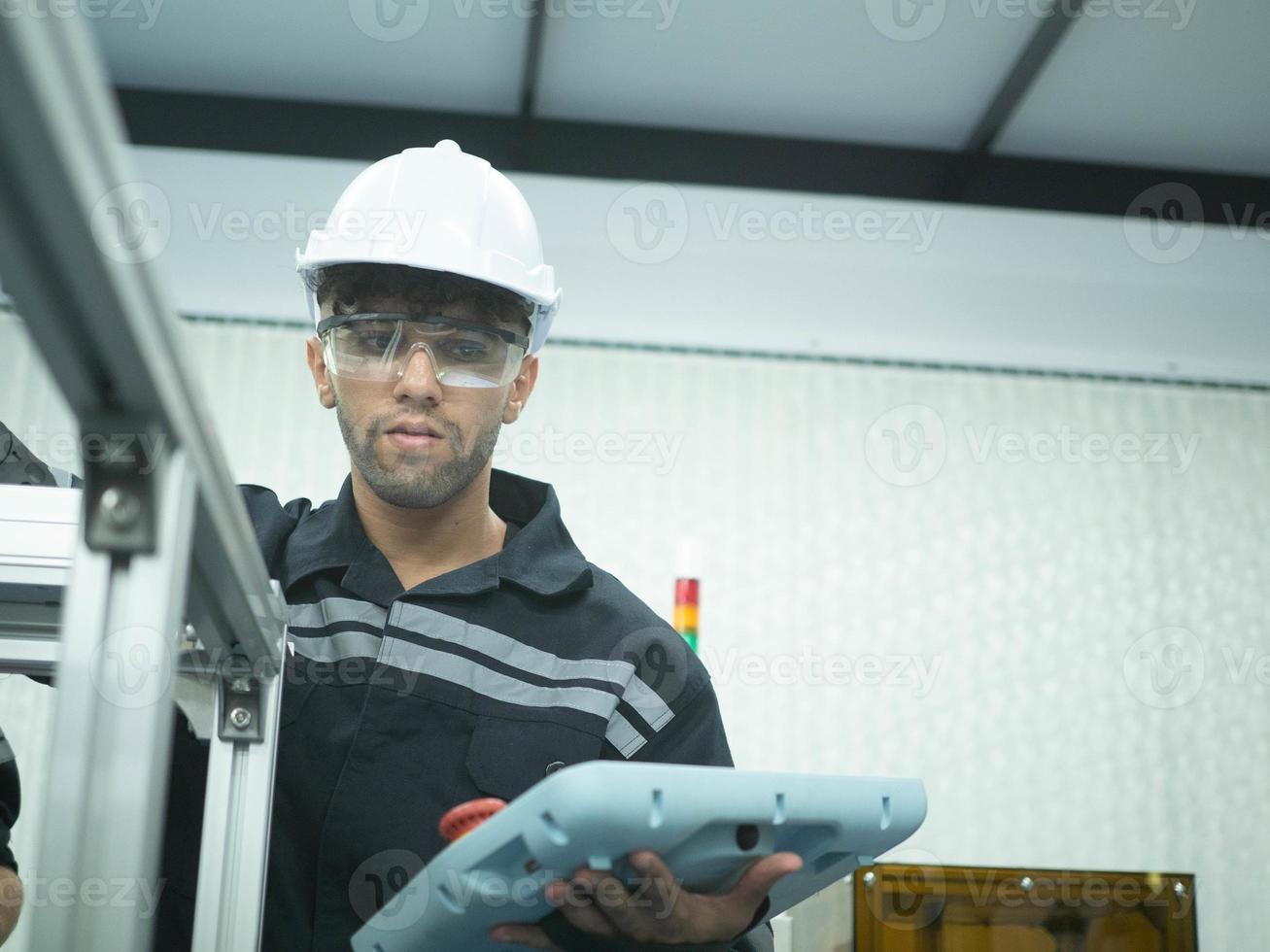 hombre persona blanco casco de seguridad casco la seguridad uniforme fábrica labor personal empleado personas jefe gerente trabajo trabajo carrera ocupación cheque arriba acero electricista tecnología industria robot construcción etiqueta foto