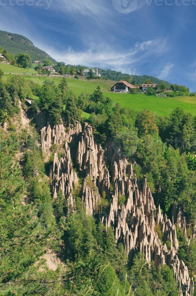 famoso tierra pirámides a Renón o escrito ,sur Tirol, Italia foto