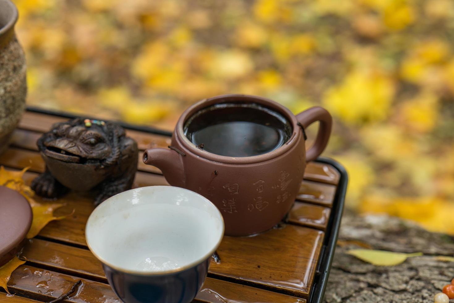 té utensilios para el chino té ceremonia en un té tablero. foto