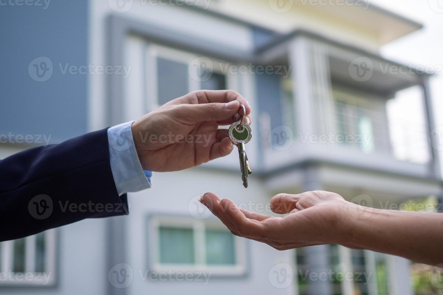 los compradores de viviendas están tomando las llaves de los vendedores. vende tu casa, alquila casa y compra ideas. foto