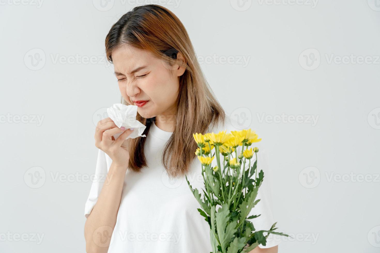 polen alergias, joven mujer estornudos en un pañuelo o soplo en un limpiar, alérgico a salvaje primavera flores o flores durante primavera. alérgico reacción, respiratorio sistema problemas, líquido nariz. foto