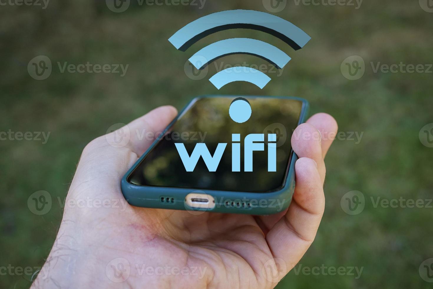 mano participación un inteligente teléfono con Wifi icono, inalámbrico fidelidad foto