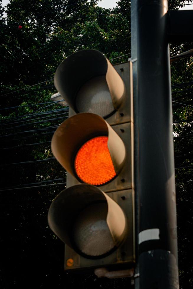 tráfico controlar y regulación concepto rojo, naranja y verde para cruce foto