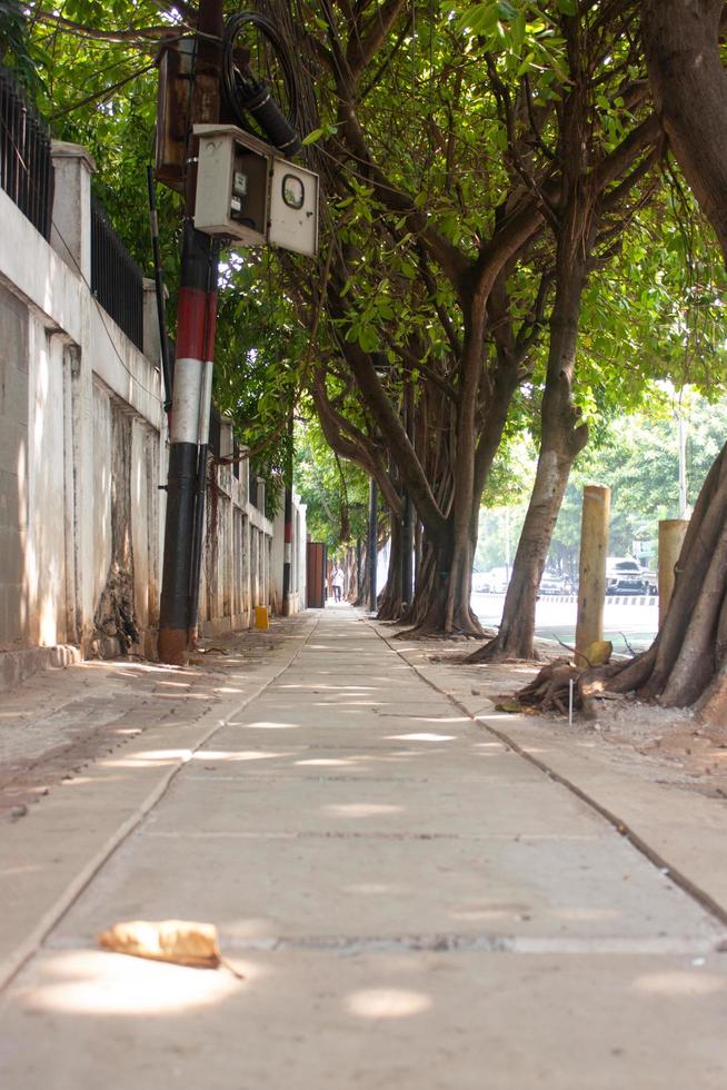 tranquilo calle escena en el acera foto