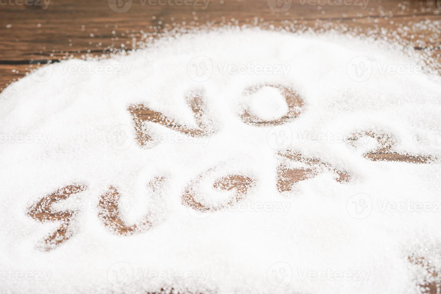 sin azúcar, azúcar granulada dulce con texto, prevención de diabetes, dieta y pérdida de peso para una buena salud. foto