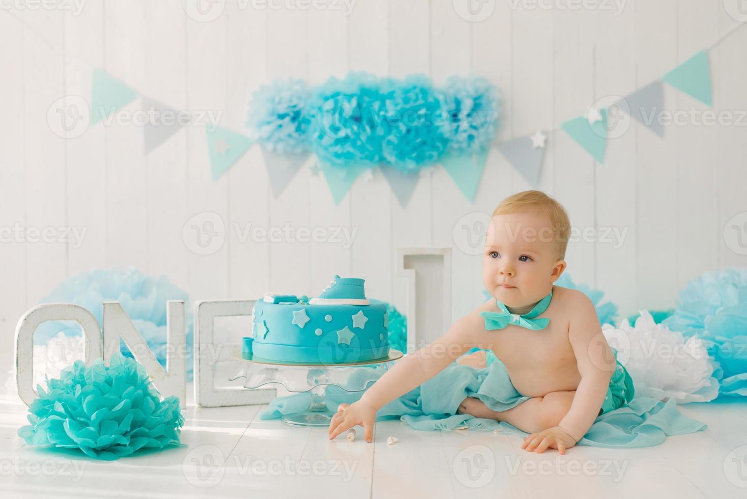 pequeño chico celebrar cumpleaños. 1 año viejo, decoraciones, 1 año pastel,  globos 21699598 Foto de stock en Vecteezy