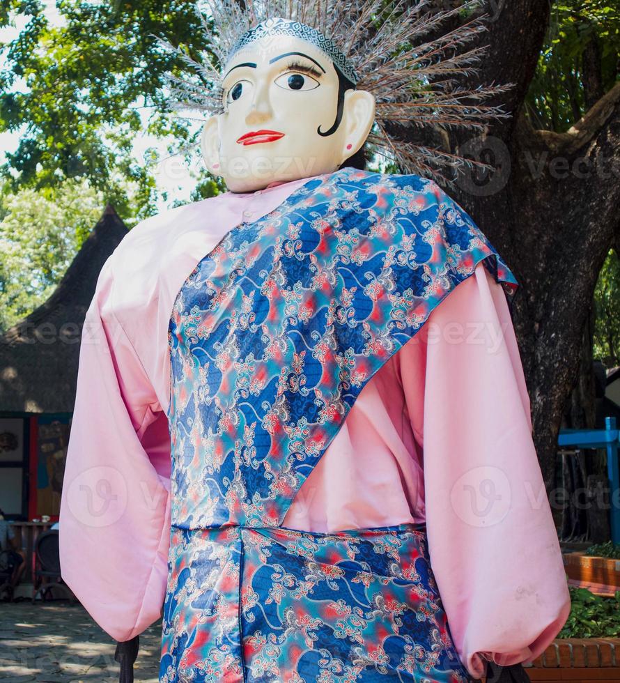 ondel-ondel es un grande marioneta figura desplegado en un betawi gente espectáculo en Jacarta, Indonesia. ondel-ondel es un icono de el ciudad de Jacarta. foto