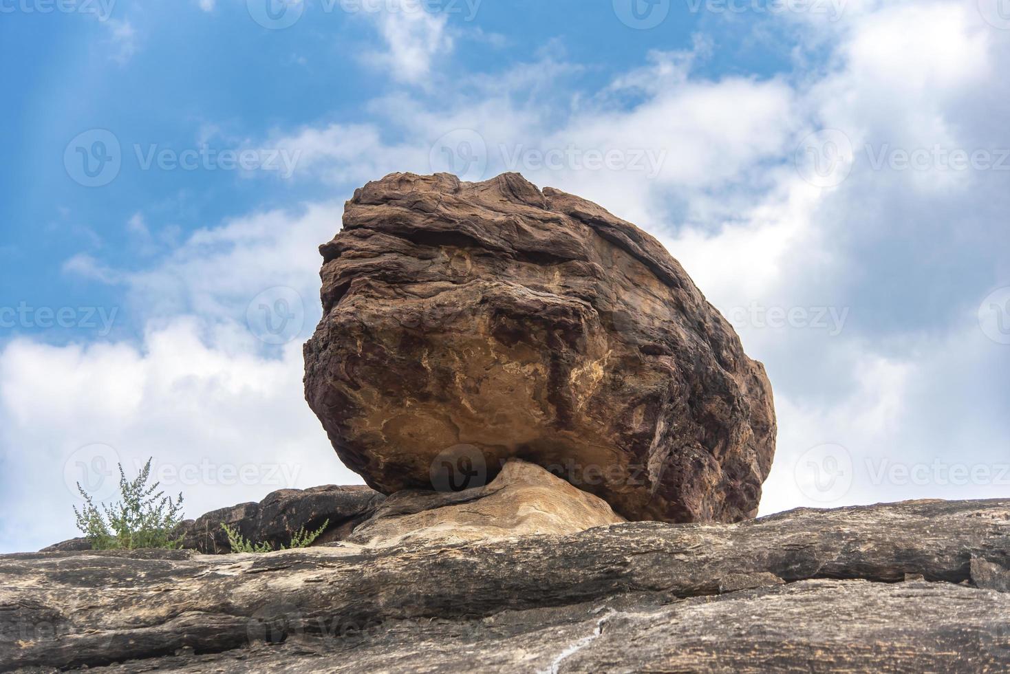 rock formación observado en hoyo en karnataka, India foto