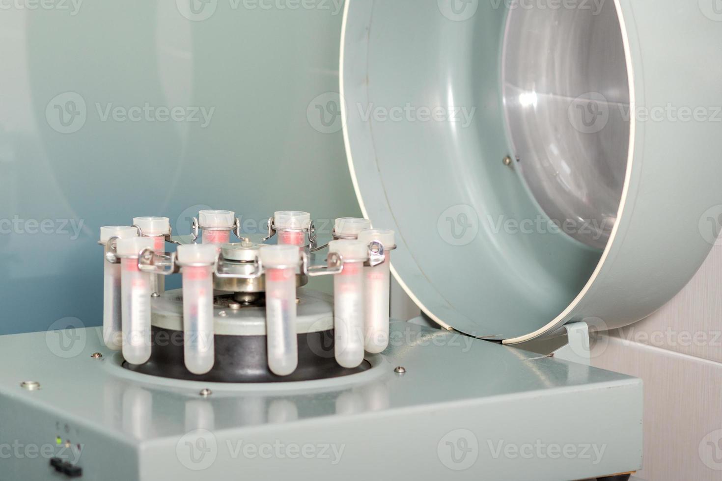 centrífugo máquina con sangre prueba tubos foto