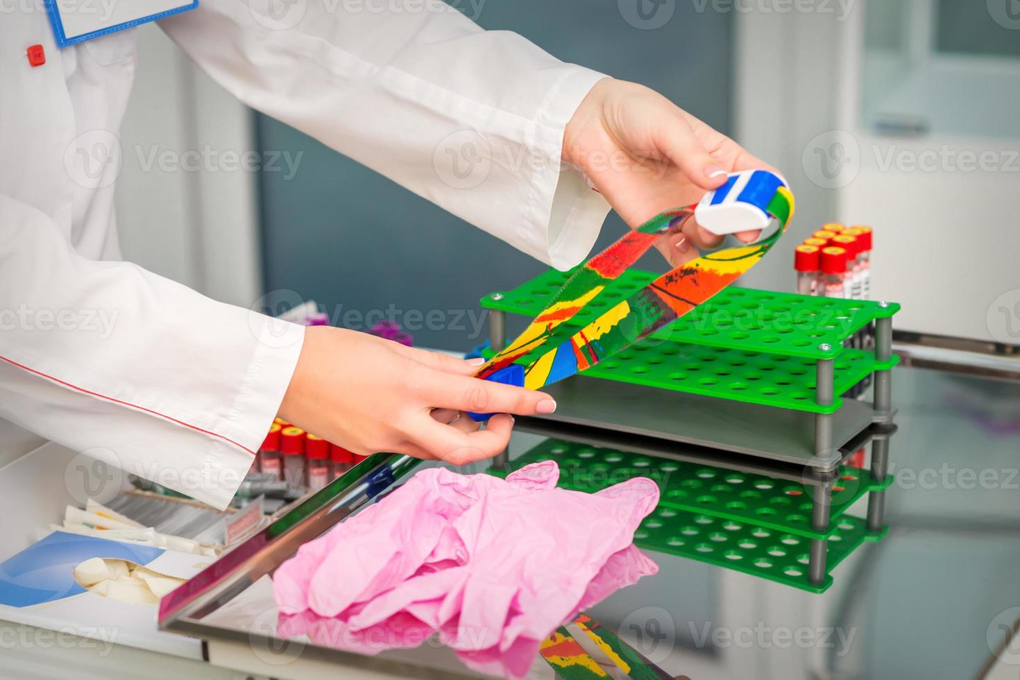 manos de enfermero preparar médico torniquete foto