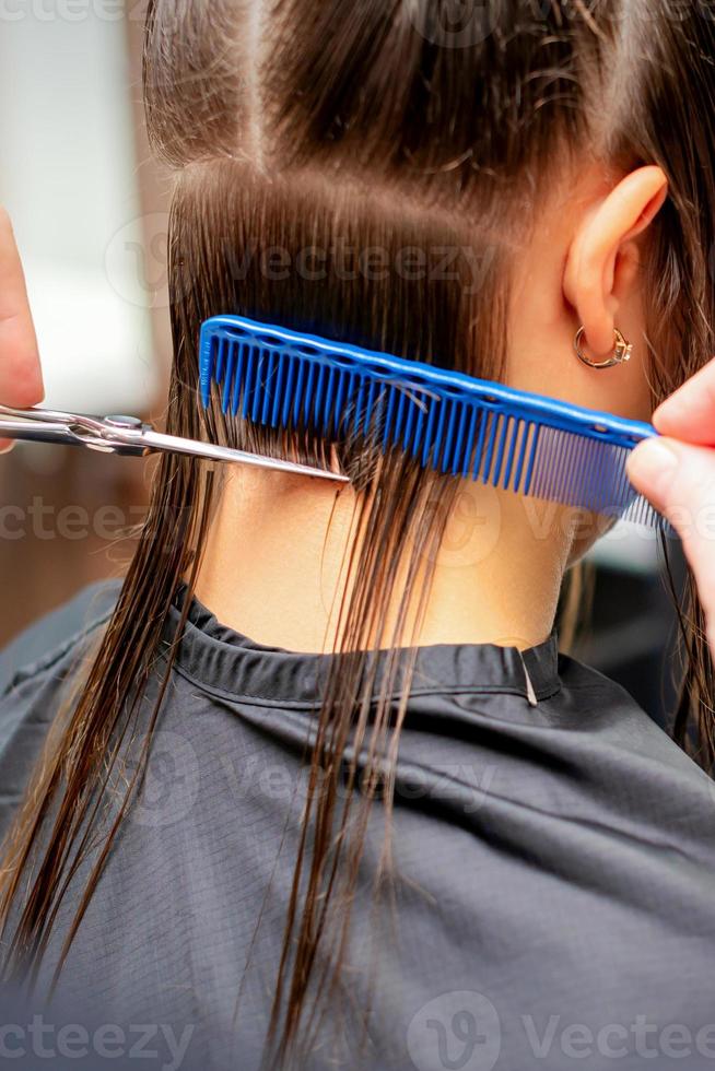 peluquero cortes apagado largo pelo de mujer foto