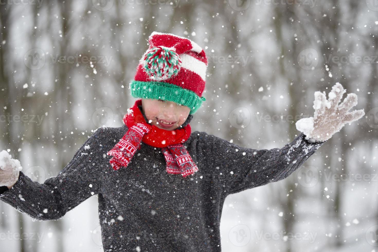 Niño Pequeño De Dos Años En Ropa De Invierno En Día Con Mucha Nieve Fotos,  retratos, imágenes y fotografía de archivo libres de derecho. Image 16829232