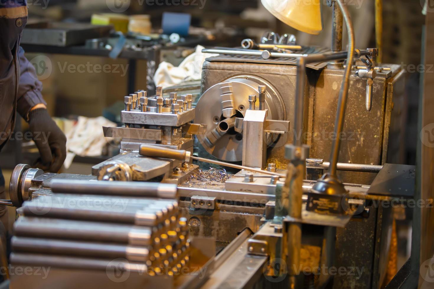 metal tubería en el taller de un metalúrgico planta o un metal trabajando empresa. foto