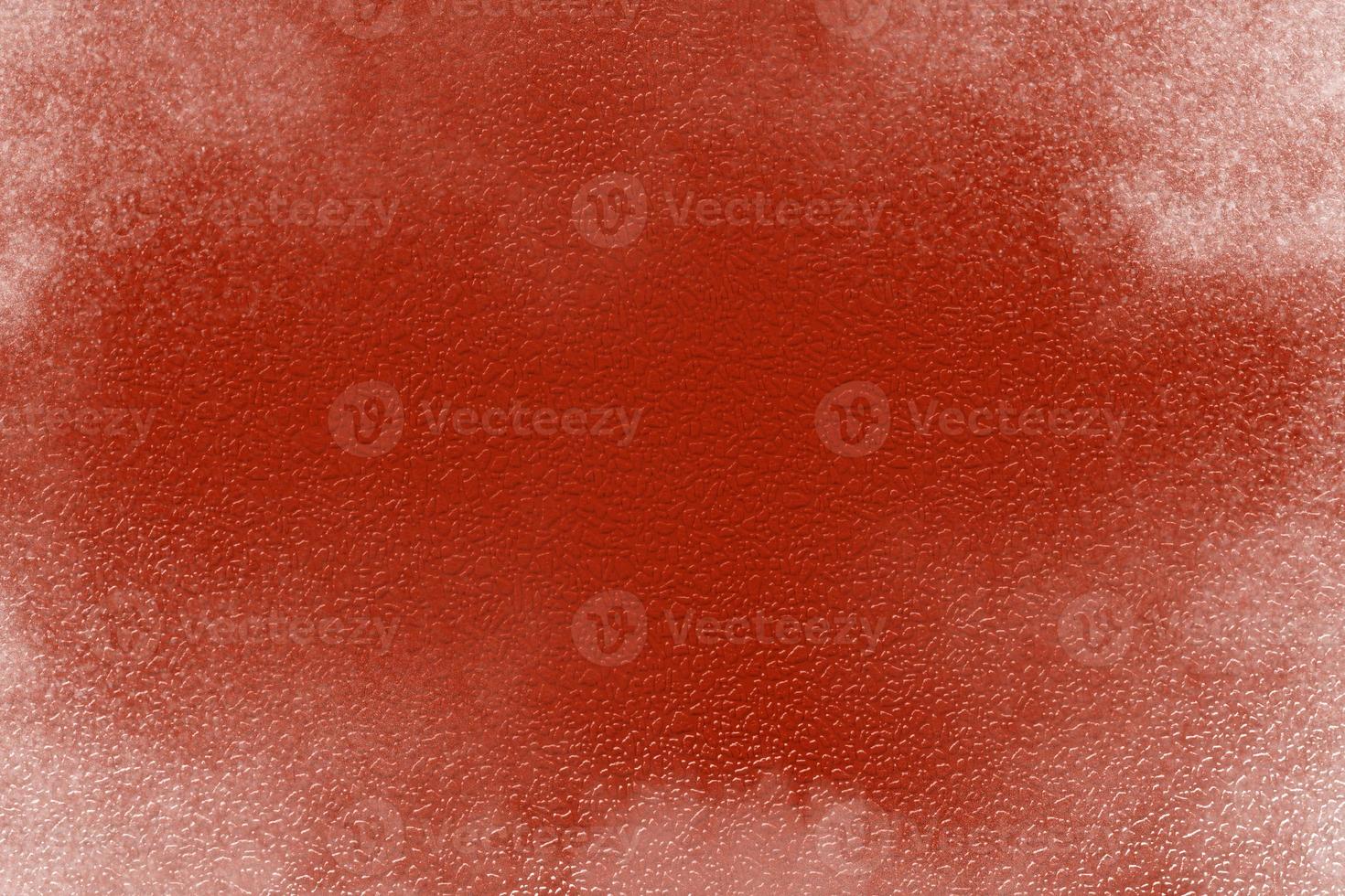 hermosa resumen grunge decorativo oscuro rojo estuco pared antecedentes con Nevado marco. Navidad diseño disposición. artístico áspero estilizado bandera textura con Copiar espacio foto