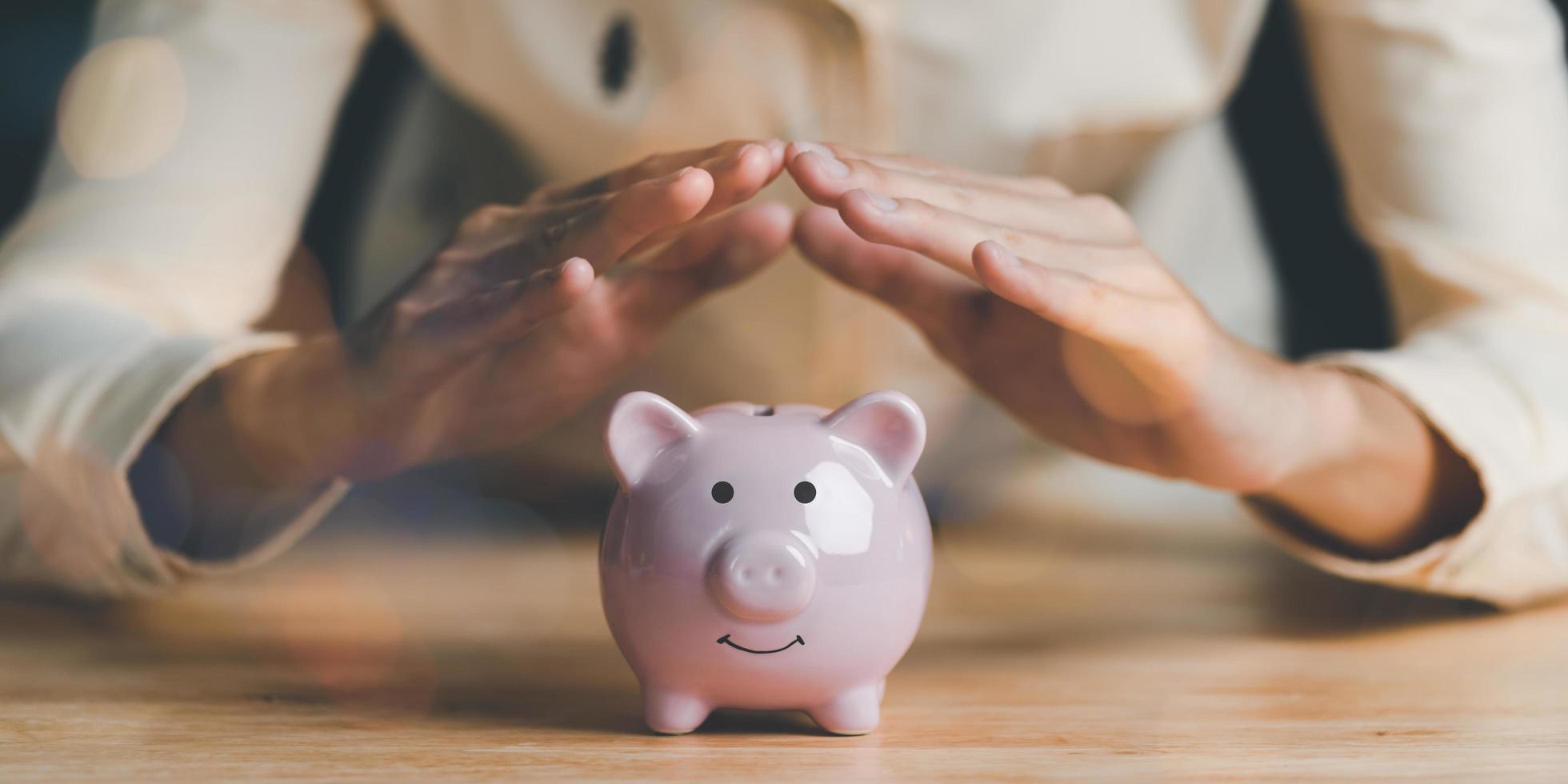 un hombre representa proteccion y proteccion de la seguridad de el cerdito banco ,seguro administración planificación ,salud cuidado y Finanzas ,propiedad y familia riesgo reducción,vida y propiedad proteccion planificación foto