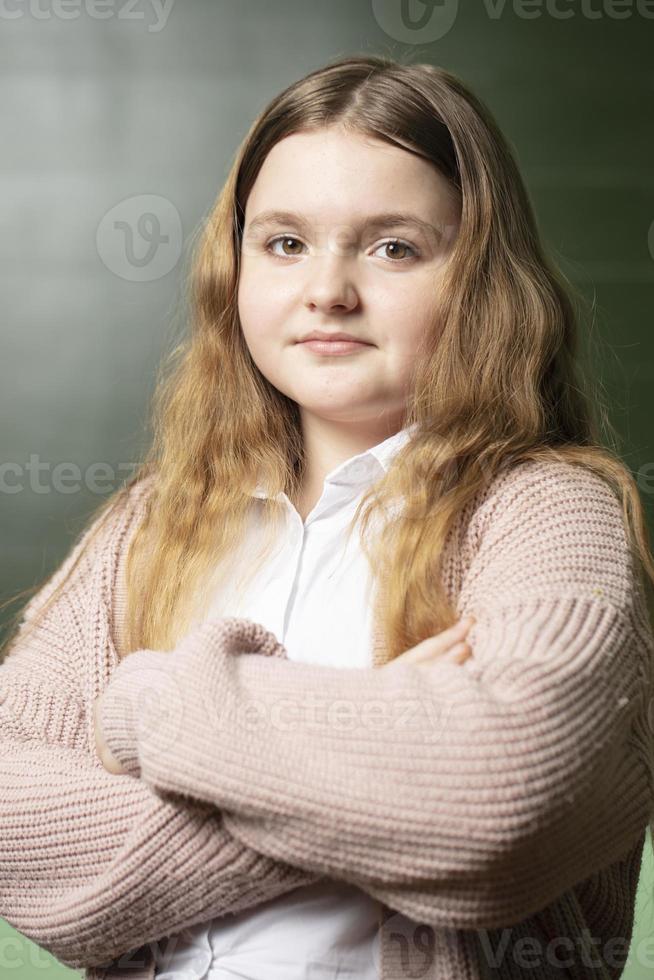 vertical retrato de un de edad mediana Chica de escuela a el pizarra. foto