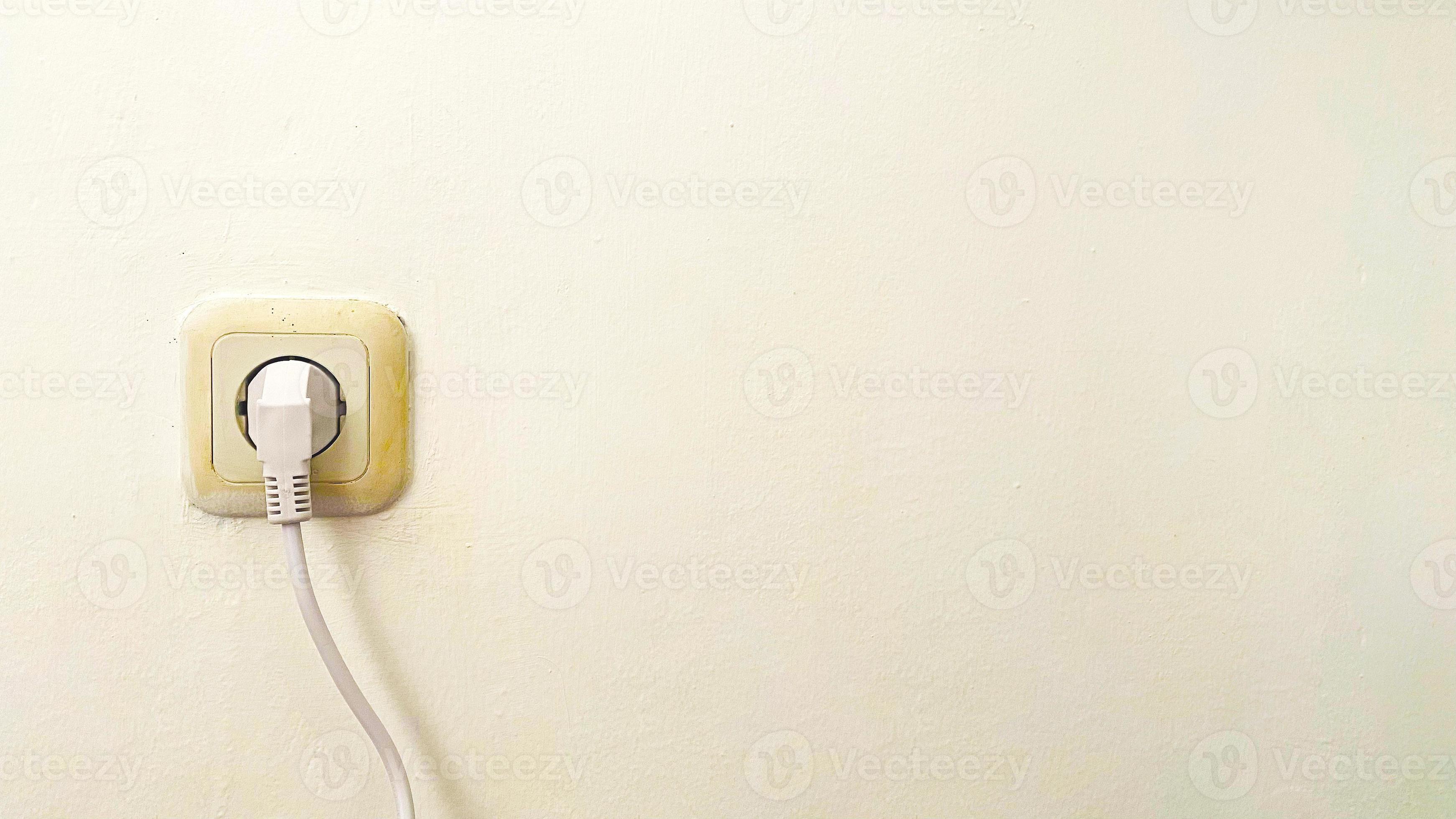 eléctrico cambiar y enchufe en de madera pared, ac poder tapones y enchufes,  blanco tapones enchufe y cable televisión toma de corriente receptáculo en  pared. 19987940 Foto de stock en Vecteezy