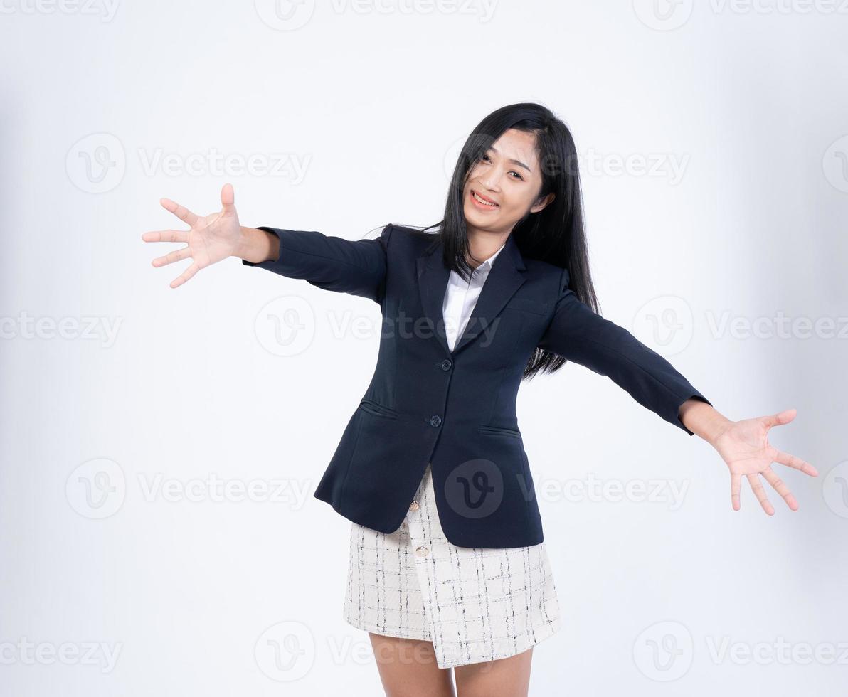 retrato de un contento joven abrazo negocio mujer aislado en un blanco antecedentes foto
