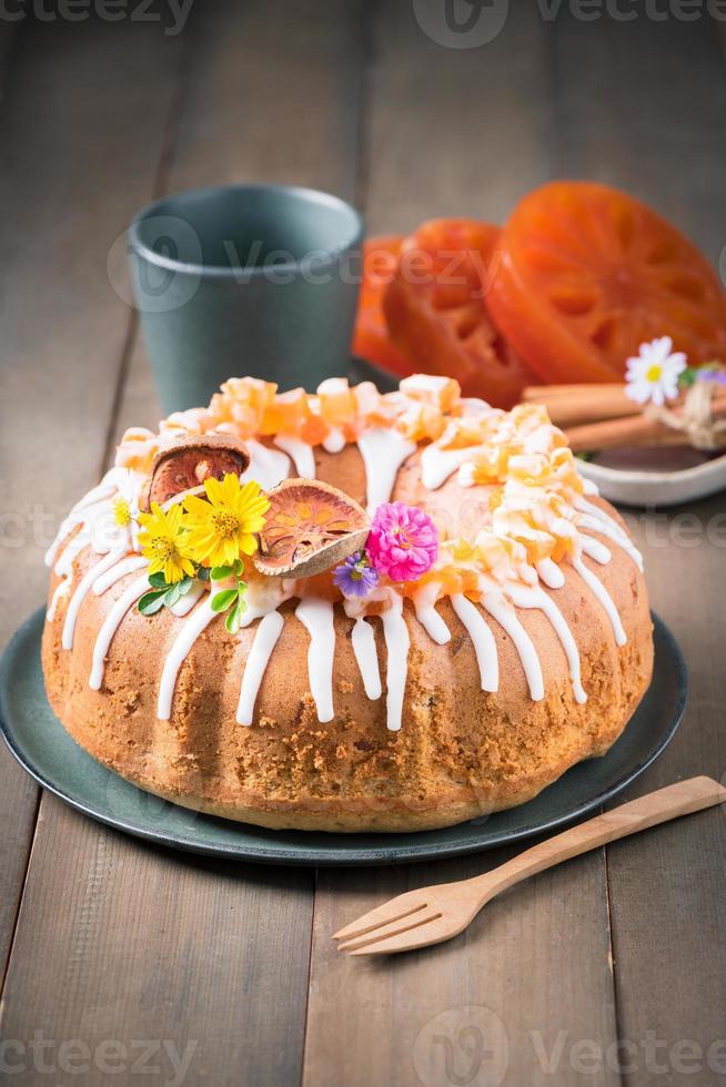 bael Fruta pastel decorado con pequeño flores en arriba, dulce y sano postre, foto