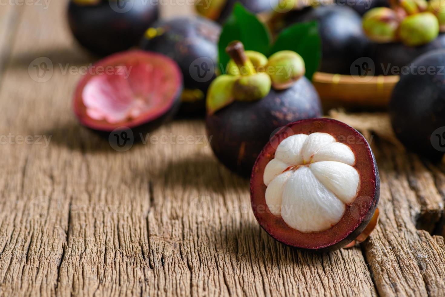 Fresco mangostán en antiguo madera trasfondo. mangostán tiene estado conocido como el reina de frutas, foto