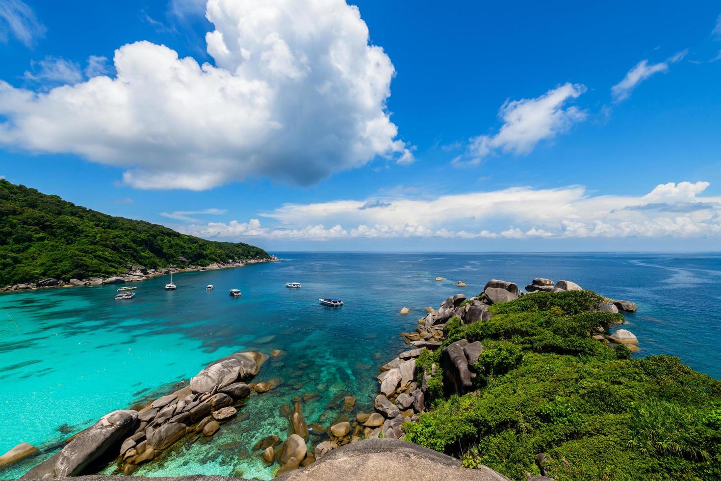 panorámico ver de koh.8 similán isla con blanco nube y azul cielo y claro agua. foto