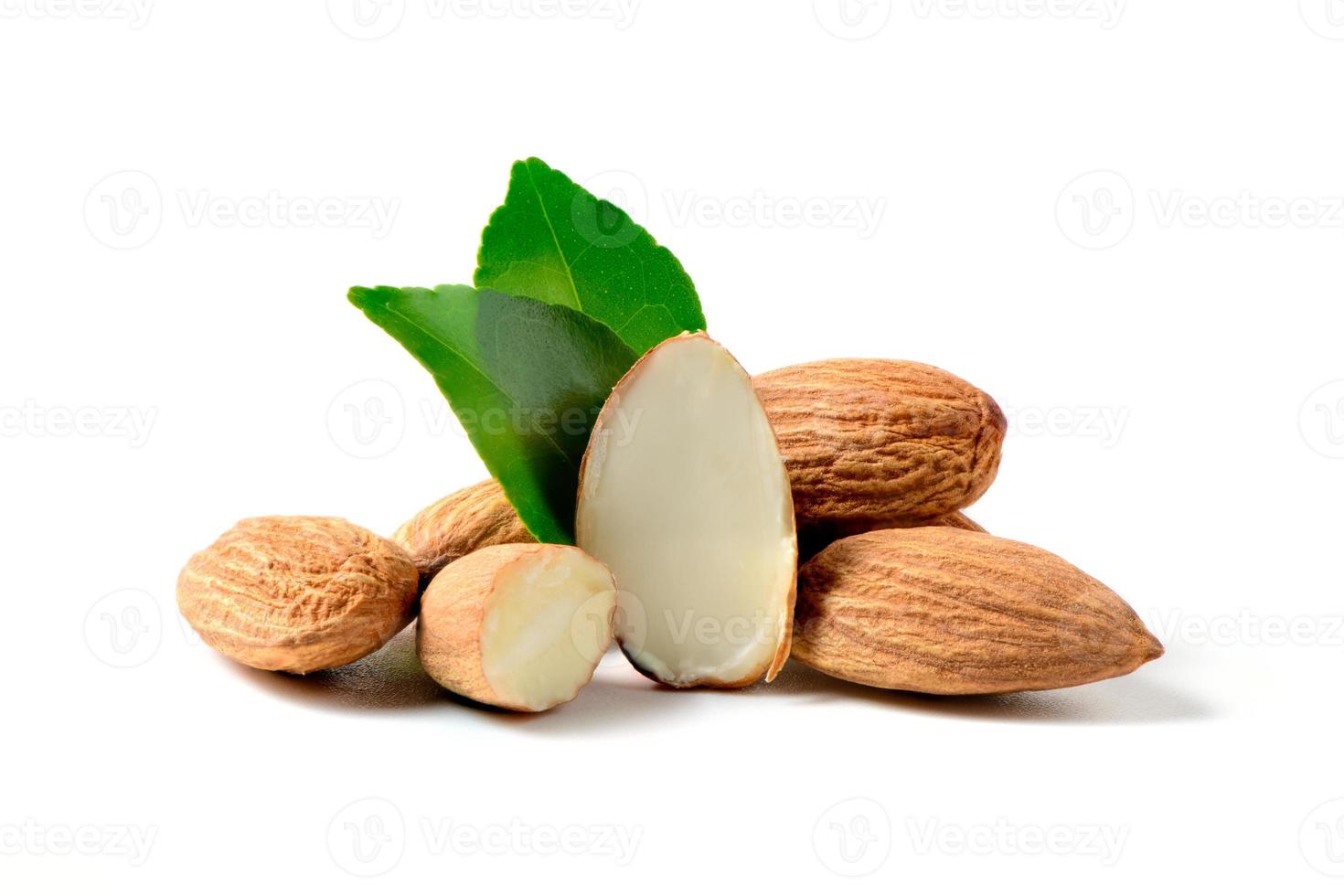 Almendras nuez con hojas aislado en blanco antecedentes. ellos son muy nutritivo y Rico en sano grasas foto