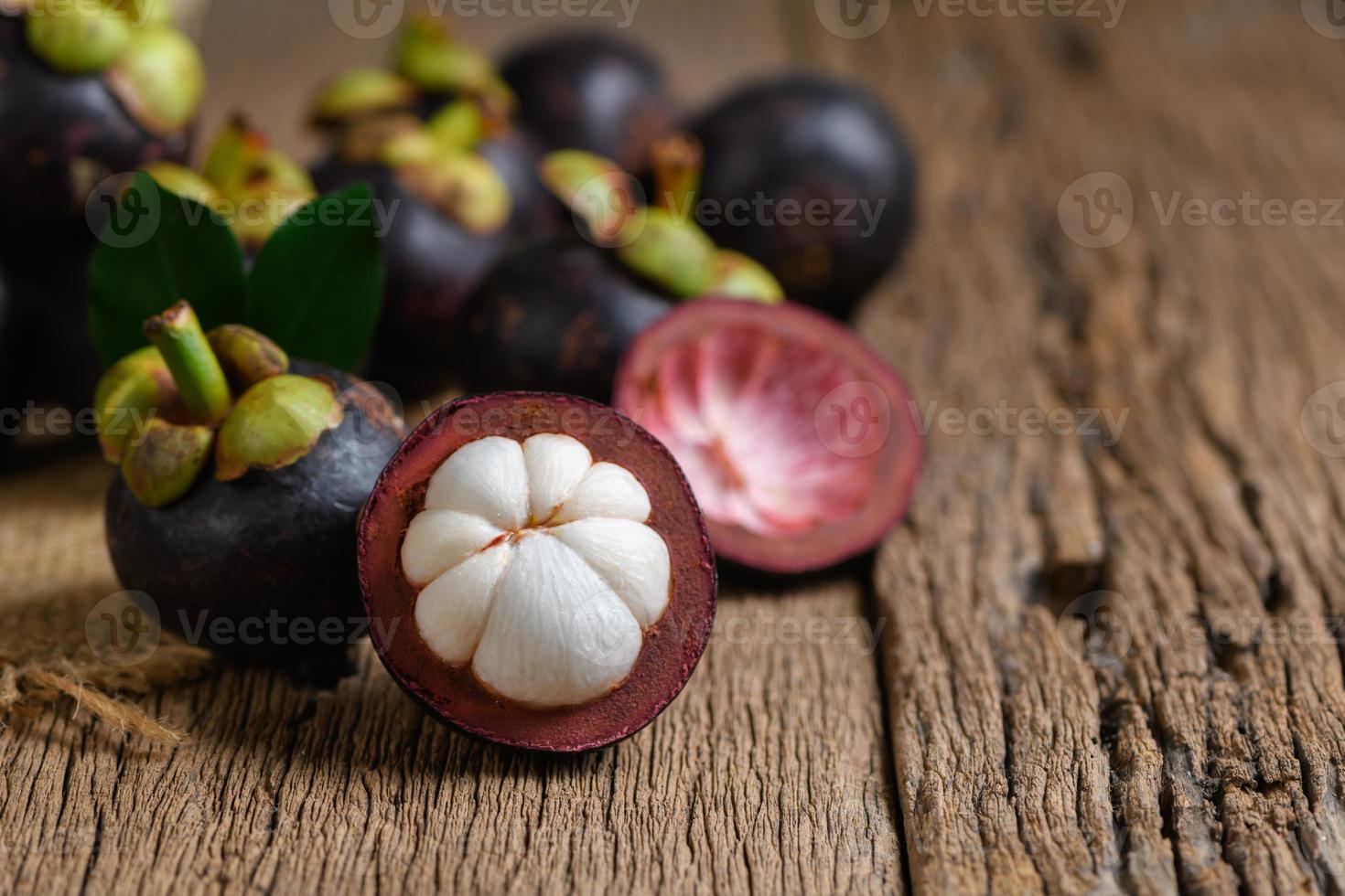 Fresco mangostán en antiguo madera trasfondo. mangostán tiene estado conocido como el reina de frutas foto