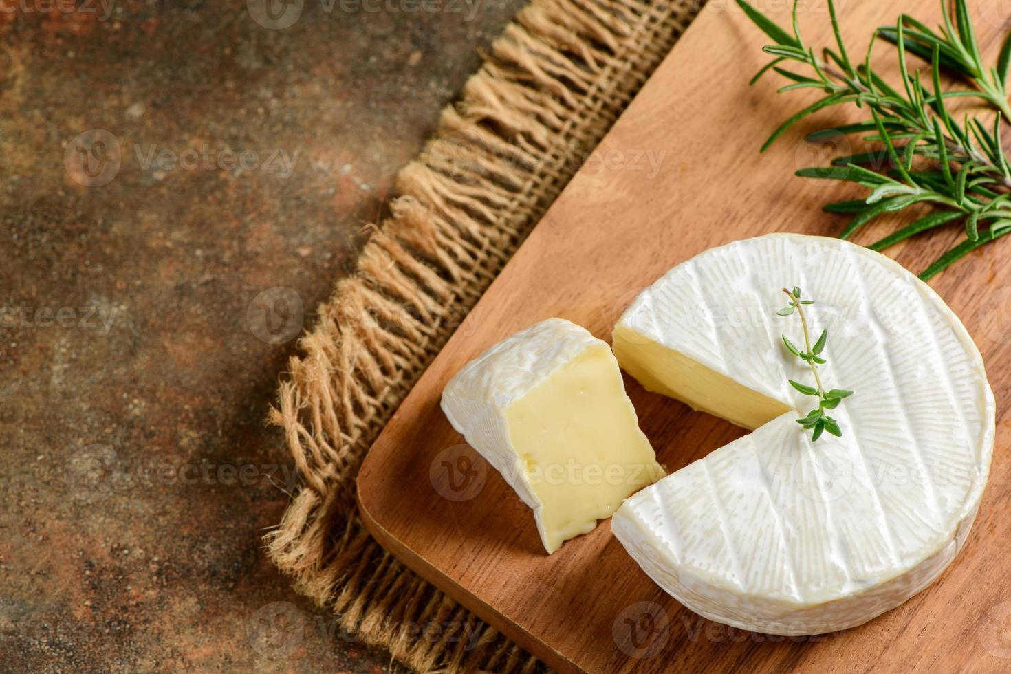 queso Camembert queso con tomillo en madera lámina. queso Camembert es un húmedo, suave, cremoso, foto