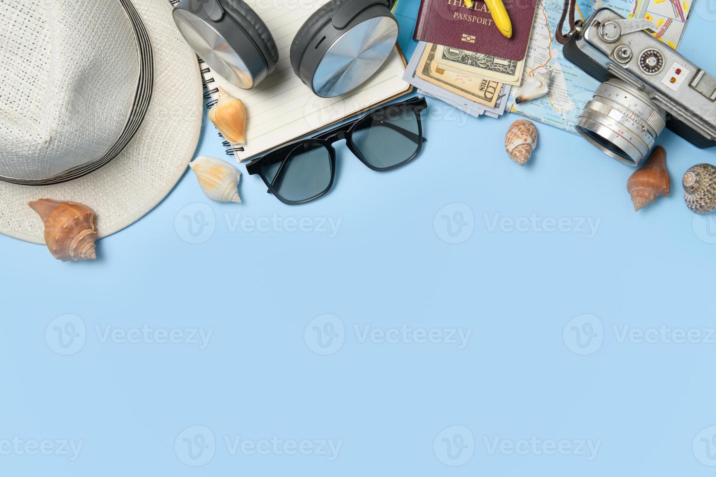 viajero accesorios, Clásico cámara, dólar billete de banco en pasaporte y cuaderno en azul antecedentes foto