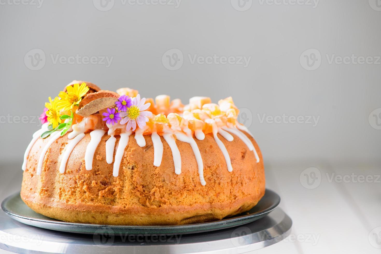 bael Fruta pastel decorado con pequeño flores en arriba, dulce y sano postre, hecho en casa pastel foto