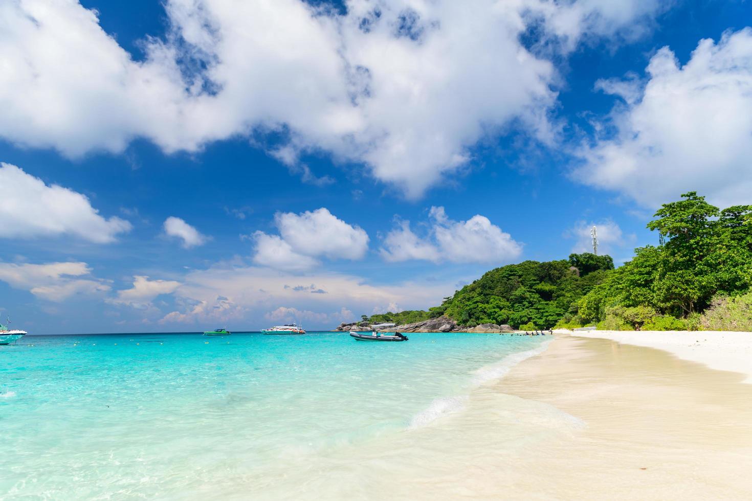 hermosamente playa y mar con blanco nube y azul cielo a koh.8 similán isla foto