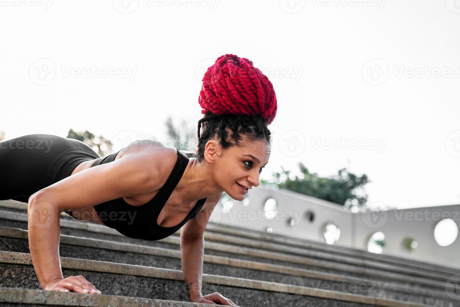 aptitud física, gimnasio y rutina de ejercicio de un mujer haciendo tablón ejercicio o formación para bienestar con atención para sano estilo de vida. hembra atleta con cuerpo peso rutina para fuerte centro, Deportes salud y equilibrar foto