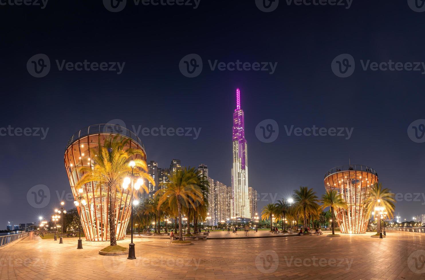 hermosa noche ver con vistoso cielo a punto de referencia 81 - eso es un súper alto rascacielos con desarrollo edificios a lo largo saigon río en Ho chi minh ciudad, Vietnam. foto