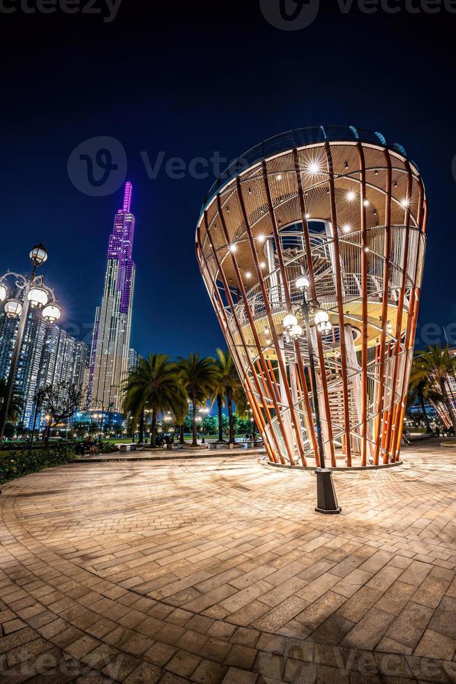 hermosa noche ver con vistoso cielo a punto de referencia 81 - eso es un súper alto rascacielos con desarrollo edificios a lo largo saigon río en Ho chi minh ciudad, Vietnam. foto