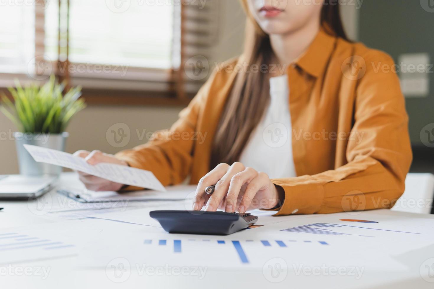 cerca arriba mano de estrés asiático joven empleado negocio mujer calcular impuesto ingresos y gastos, facturas, crédito tarjeta para pago o día de paga en mesa a hogar oficina. financiero, Finanzas personas concepto. foto