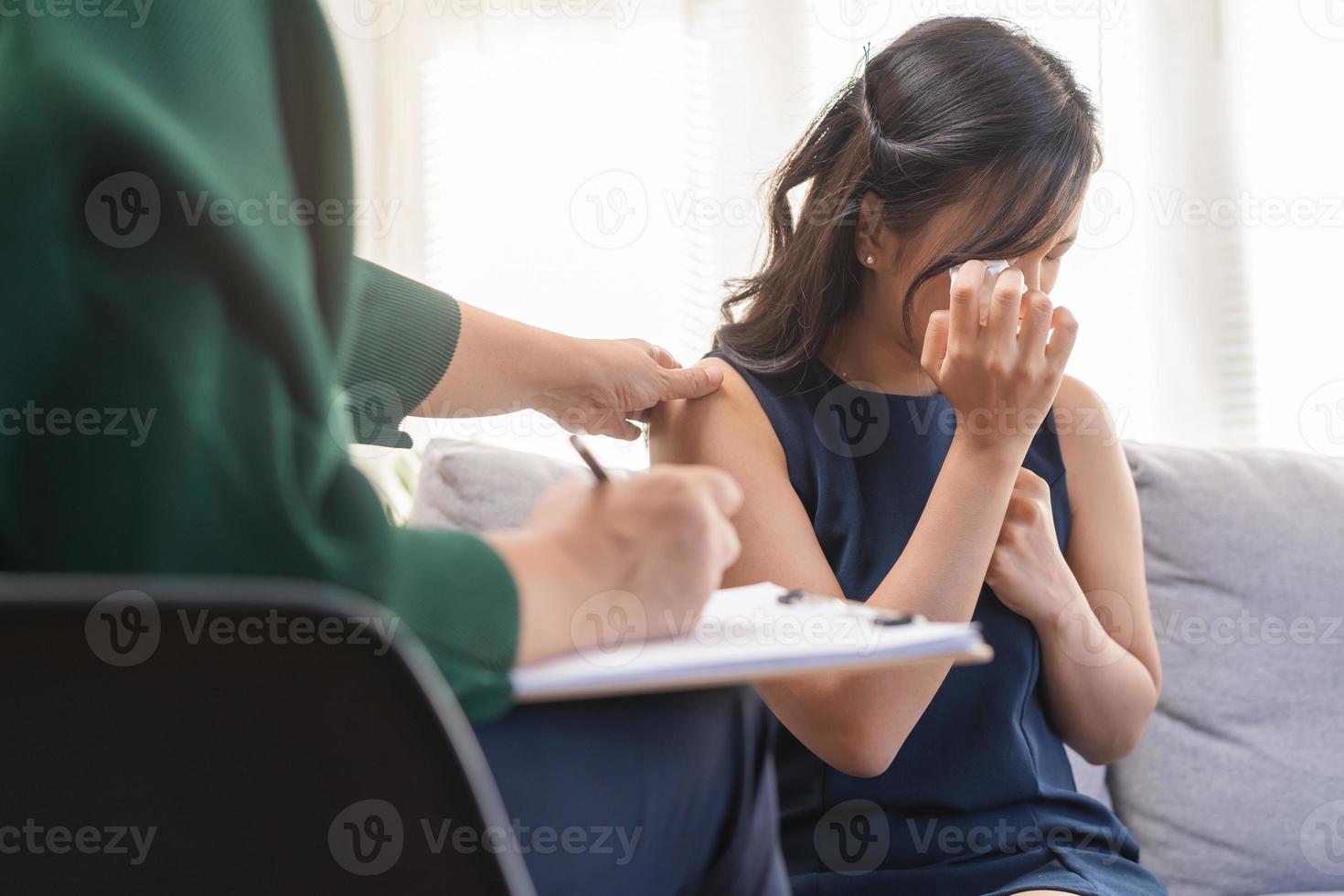 psicología, depresión. triste asiático joven mujer llorar acerca de descanso arriba o divorcio, consultante con psicólogo ,psiquiatra mientras paciente asesoramiento mental con médico a clínica. alentador, terapia. foto