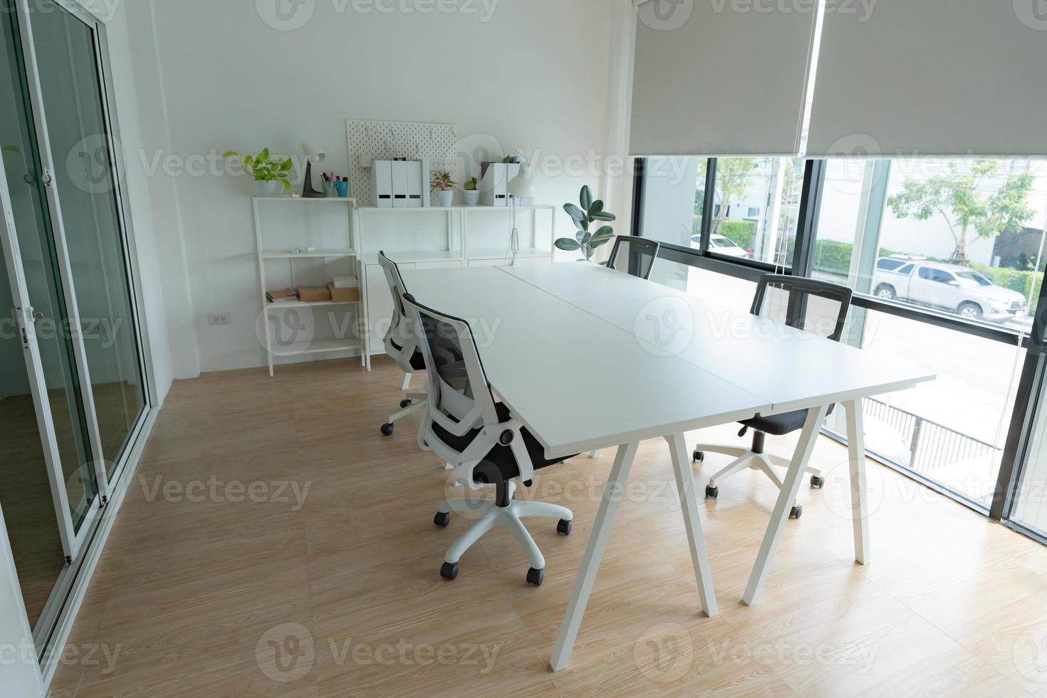 interior de un moderno hogar oficina, pequeño oficina comienzo arriba negocio foto