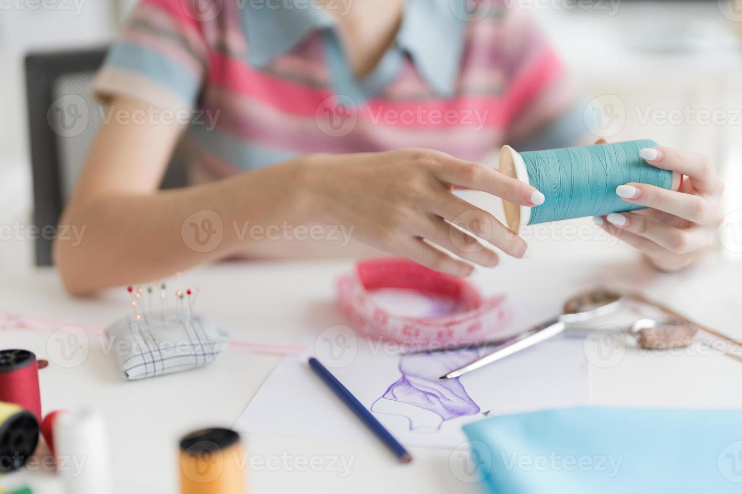 recortado imagen de joven hermosa diseñador trabajando con bocetos y herramientas. foto