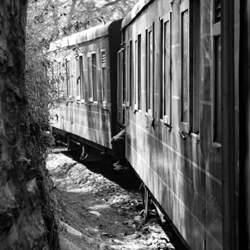 shimla, himachal pradesh, india - 14 de mayo de 2022 - tren de juguete ruta kalka-shimla, moviéndose en ferrocarril a la colina, tren de juguete de kalka a shimla en india entre bosques naturales verdes foto