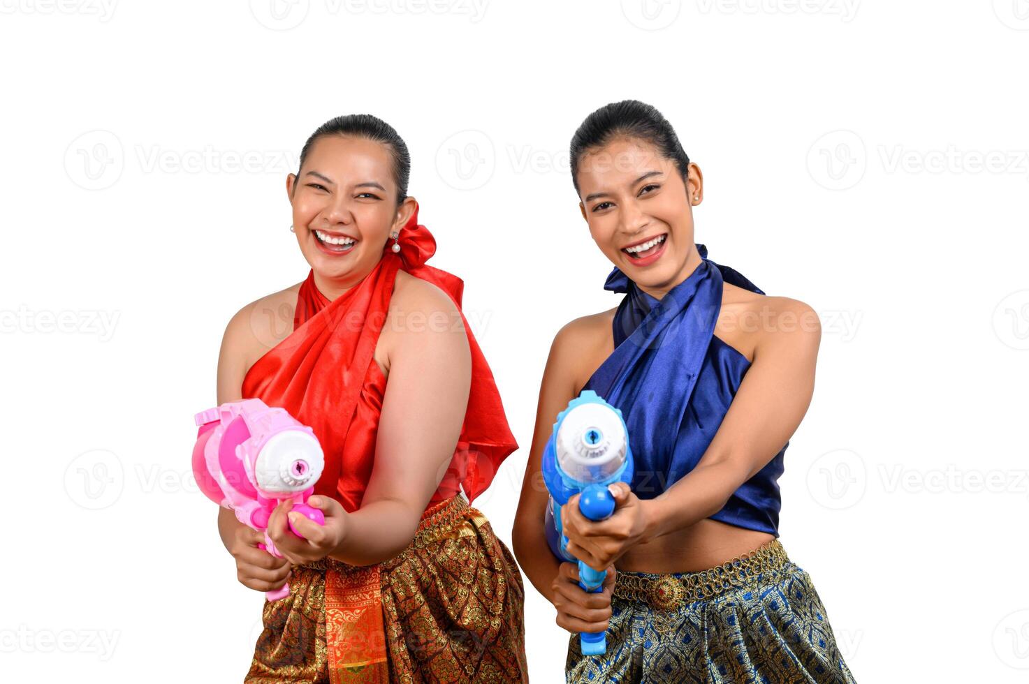 dos hermosas mujeres en el festival de songkran con pistola de agua foto