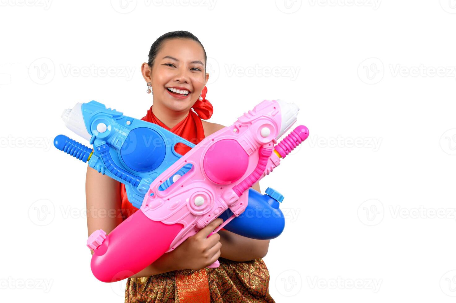 retrato hermosa mujer en el festival de songkran con pistola de agua foto