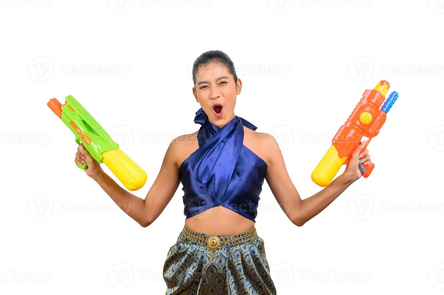 retrato de mujer bonita en el festival de songkran con pistola de agua foto