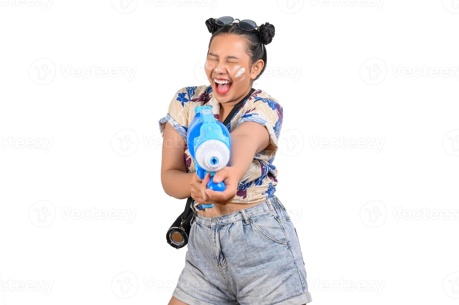 retrato linda mujer en el festival de songkran con pistola de agua foto