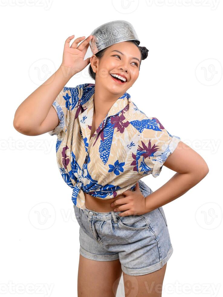 retrato linda mujer en el festival de songkran con tazón de agua foto