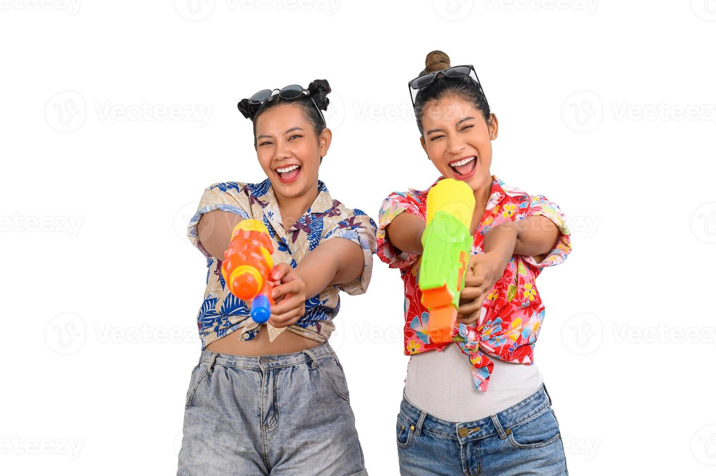 retrato de dos mujeres en el festival de songkran con pistola de agua foto