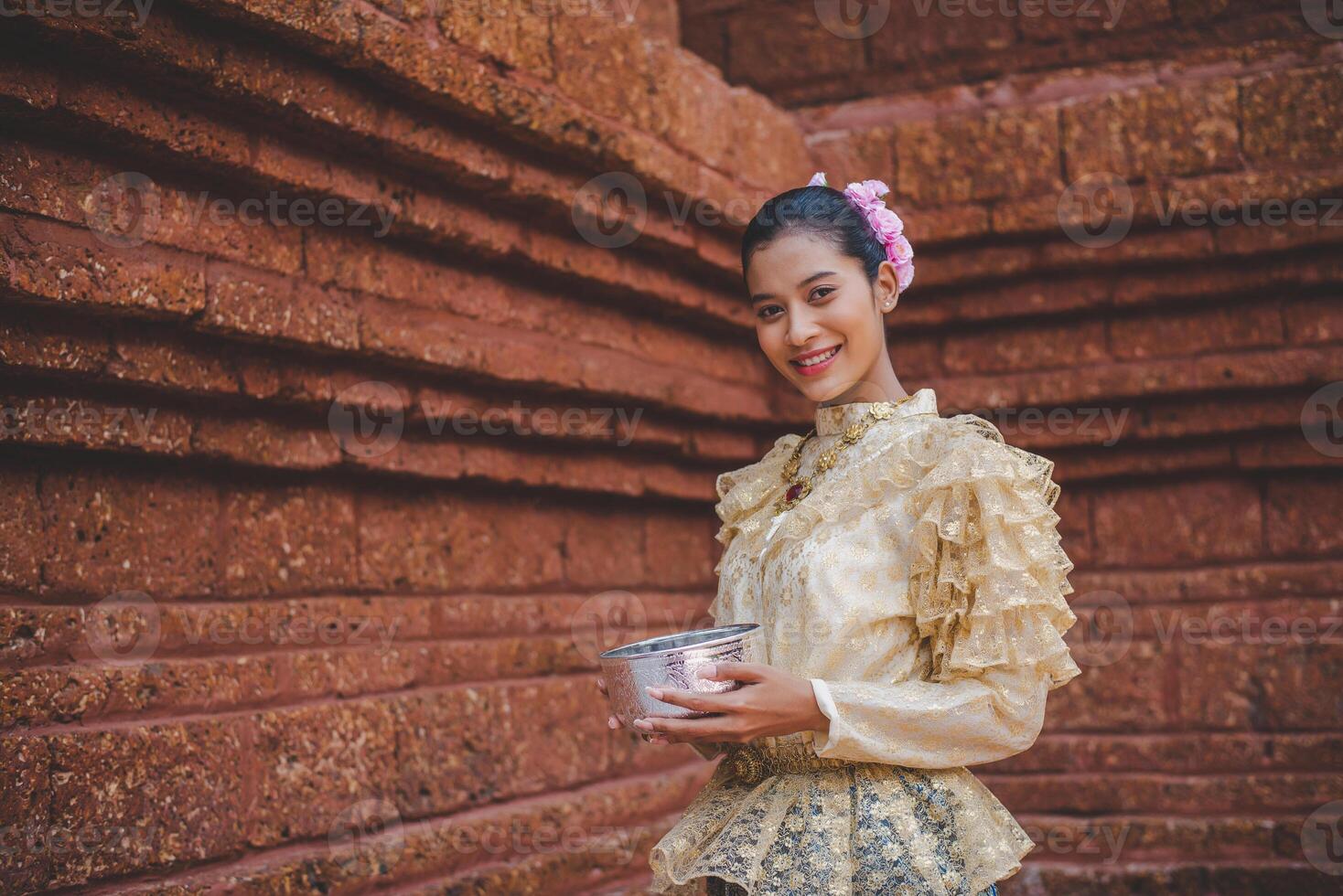 retrato hermosa mujer en el festival de songkran con traje tradicional tailandés foto