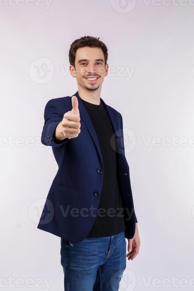 retrato de contento sonriente joven empresario demostración pulgares arriba gesto en aislado terminado blanco antecedentes foto