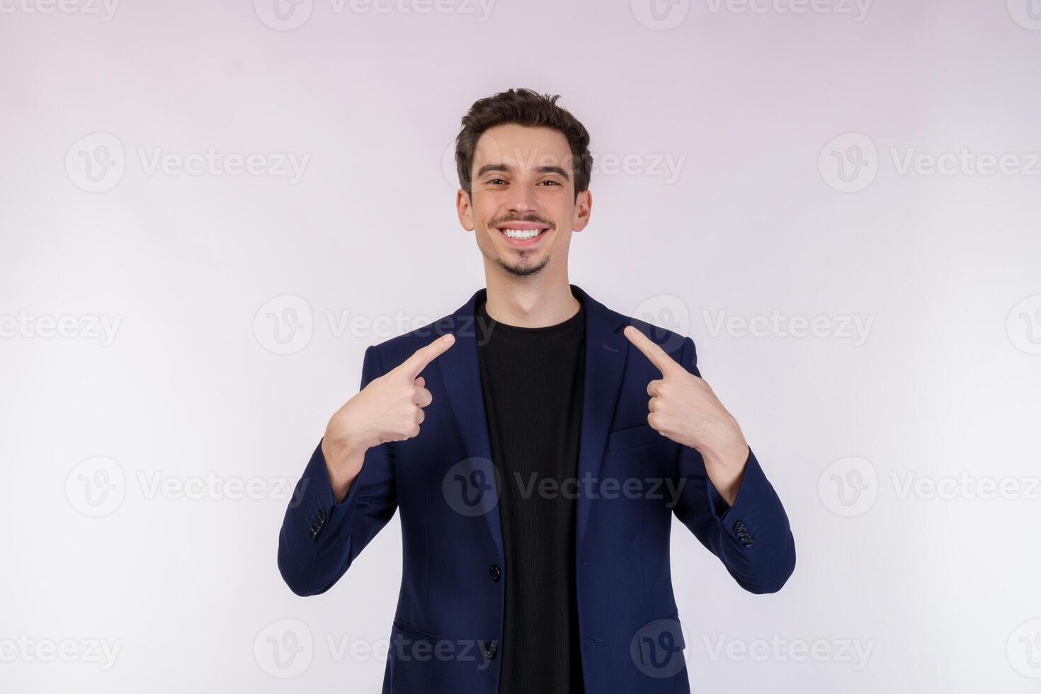 retrato de atractivo alegre joven hombre señalando dedo a él mismo y en pie aislado terminado antecedentes foto